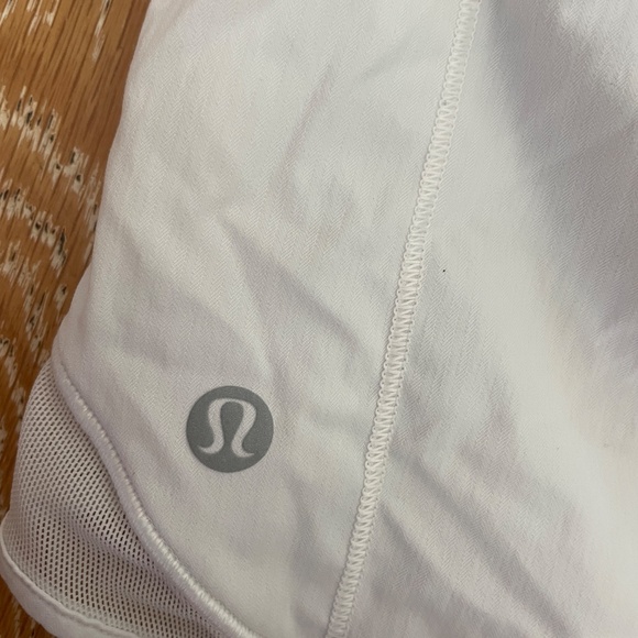White lululemon hotty hot shorts - Picture 3 of 4